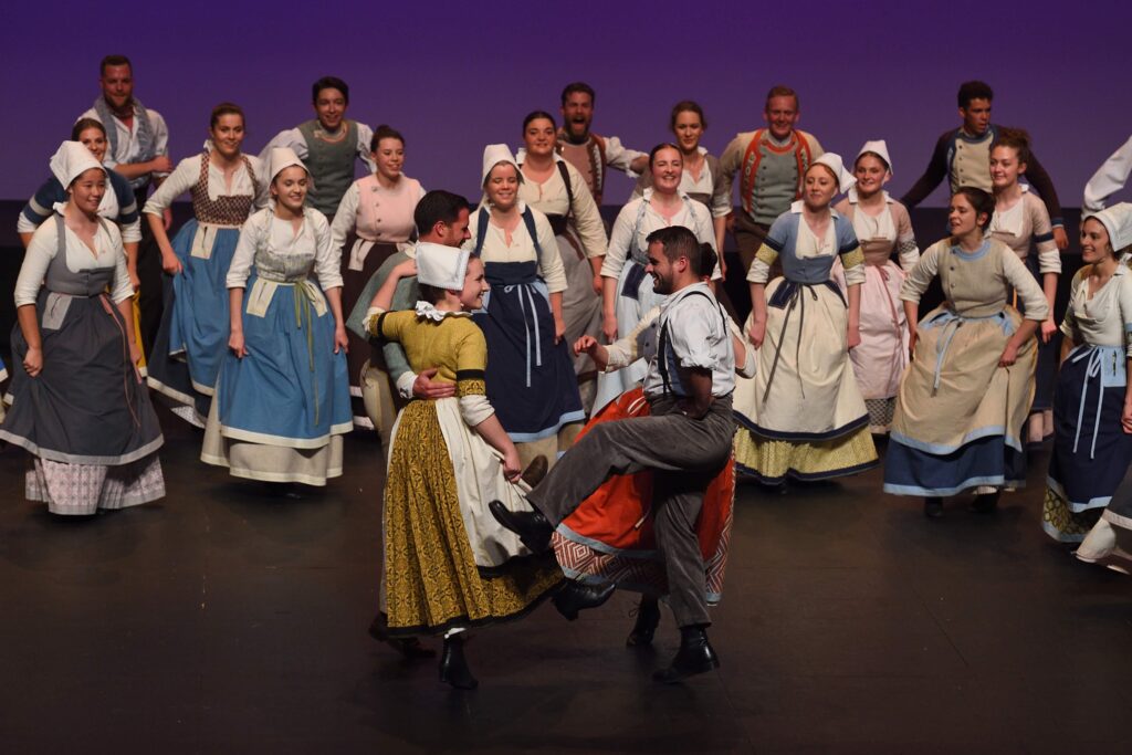 Notre Petit Monde - Spectacle Danse Bretonne - Eostiged ar Stangala